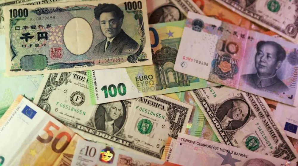 أوراق نقدية من الدولار الأميركي واليورو والين والجنيه الإسترليني والليرة التركية واليوان الصيني (رويترز)