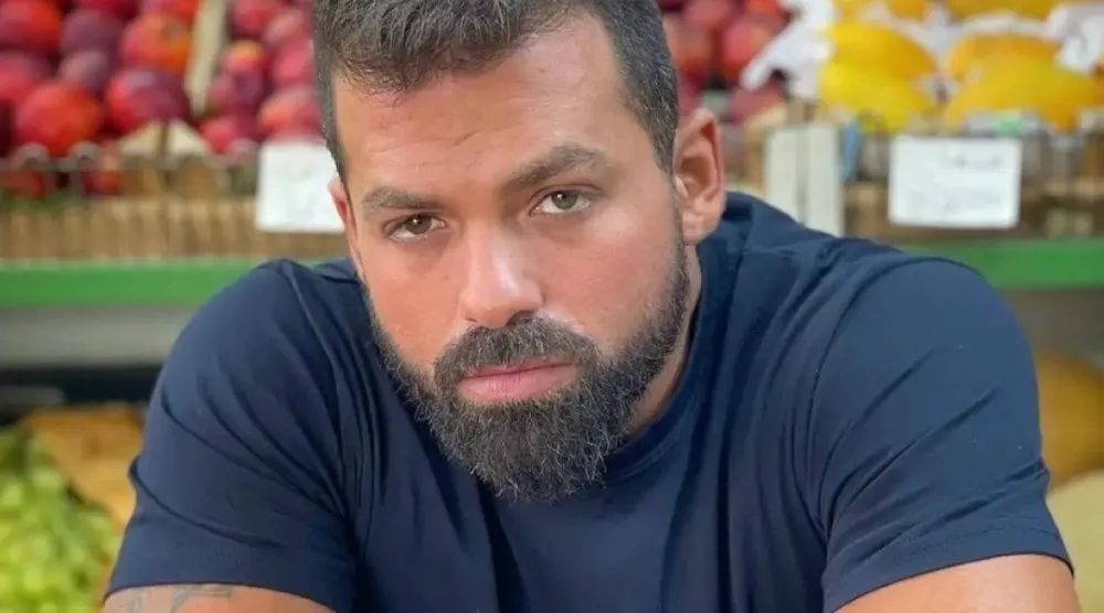 يخوض جو صادر أولى تجاربه الكوميدية في «بهو الست لميا» (إنستغرام)