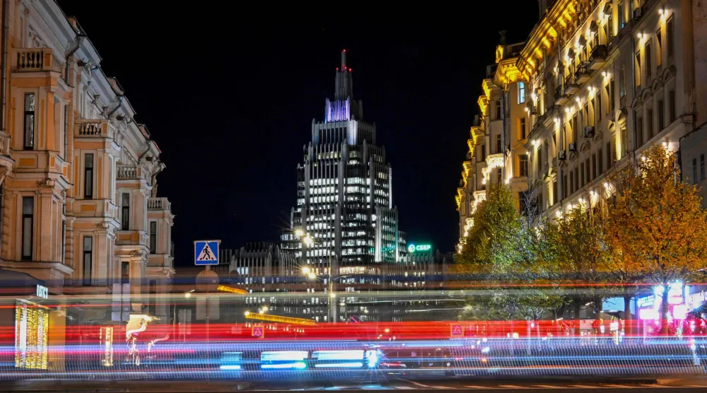 حافلة تسير بأحد الشوارع وسط موسكو (أ.ف.ب)
