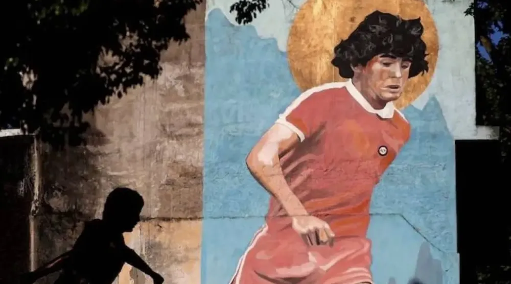 Arjantinli futbol efsanesi Diego Maradona’yı tasvir eden bir duvar resmi (Reuters)