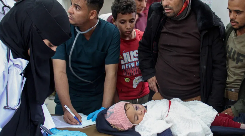 طفلة أصيبت جراء قصف شنه الحوثيون ترقد في أحد المستشفيات بمدينة تعز (رويترز)