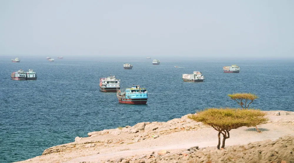 
سفن في مضيق «هرمز» كما تظهر من مسندم بعمان يوم 19 أكتوبر الجاري (رويترز)