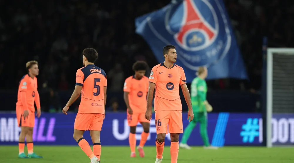 برشلونة يتلقى درساً أوروبياً قاسياً (رويترز)