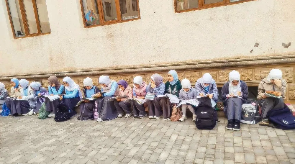 صورة متداولة على وسائل التواصل الاجتماعي لتلميذات أذريات منعن من دخول الصفوف بسبب الحجاب