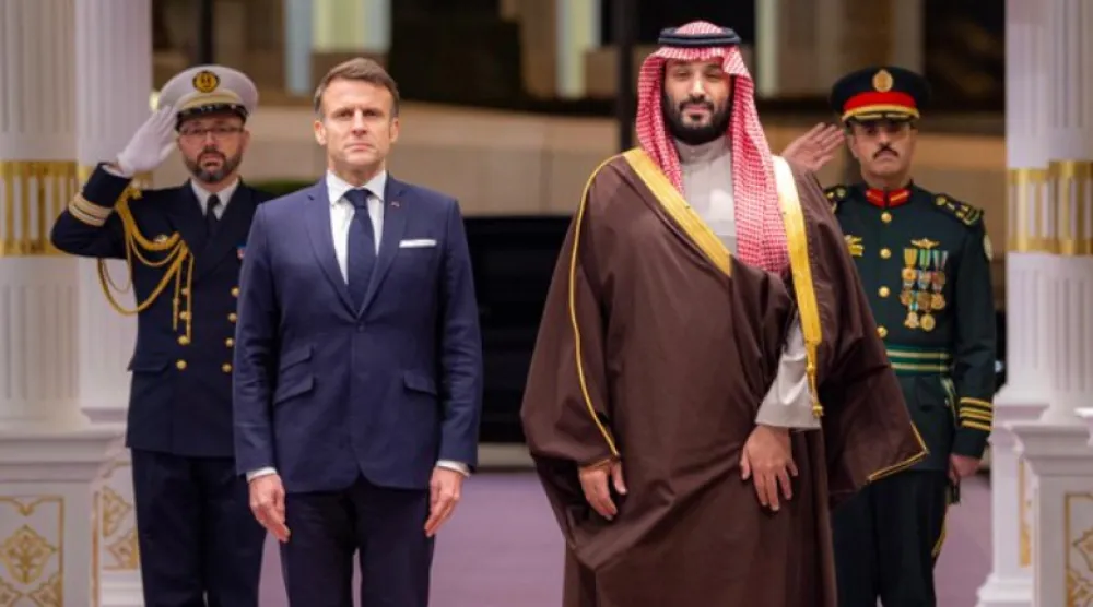 ولي العهد السعودي يستقبل الرئيس الفرنسي في زيارة سابقة (واس)