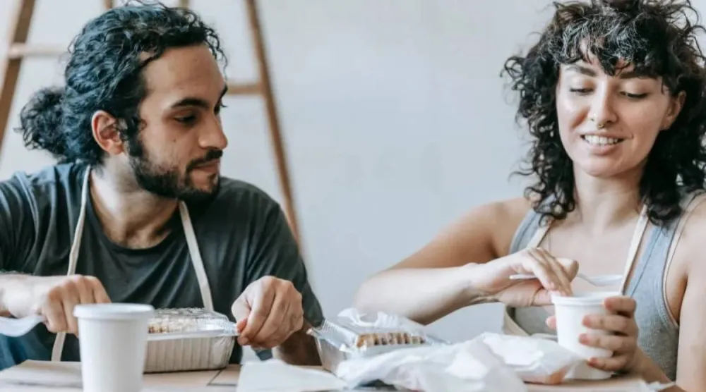 للأصدقاء وكذلك للمحبين طقوسهم الخاصة مثل لقاء العشاء معاً كل يوم (بيكسلز)