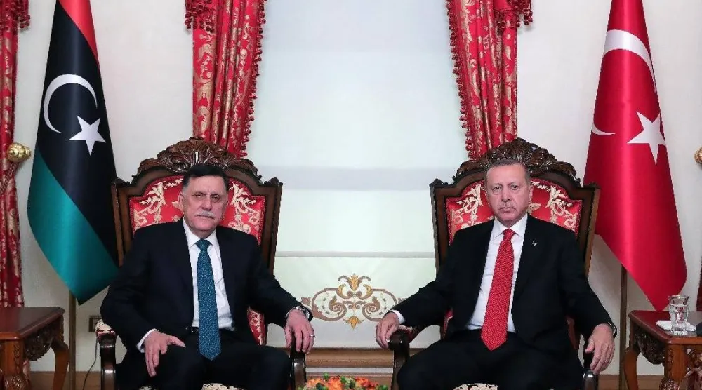 الرئيس التركي رجب طيب إردوغان خلال لقاء مع رئيس حكومة الوفاق الوطني الليبية فائز السراج في إسطنبول في 27 نوفمبر 2019 لتوقيع مذكرتي التفاهم لترسيم الحدود البحرية والتعاون العسكري (الرئاسة التركية - أرشيفية)