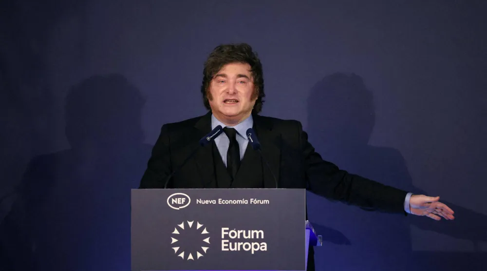 الرئيس الأرجنتيني خافيير ميلي يلقي خطاباً في منتدى الاقتصاد الجديد في مدريد بإسبانيا يوم 21 أكتوبر 2026 (رويترز)