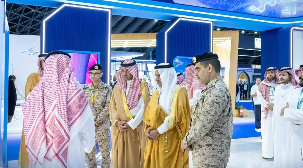 رئيس الهيئة العامة للنقل المهندس فواز السهلي خلال جولته في المعرض المصاحب للمؤتمر بجدة (الهيئة)