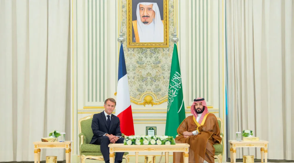 ولي العهد السعودي الأمير محمد بن سلمان لدى استقباله الرئيس الفرنسي إيمانويل ماكرون في الرياض الأربعاء (واس)