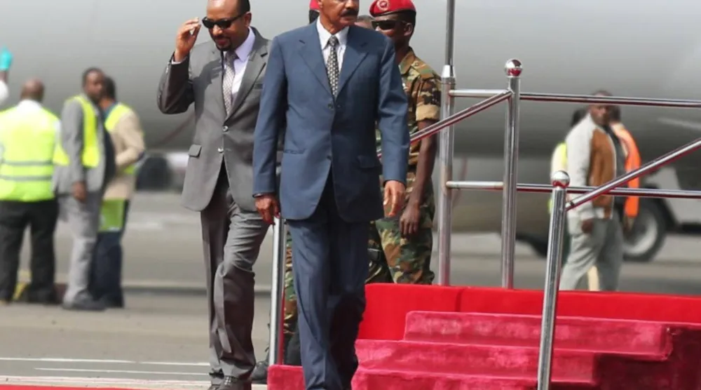 رئيس الوزراء الإثيوبي آبي أحمد يستقبل الرئيس الإريتري أسياس أفورقي لدى وصوله إلى مطار بولي الدولي في أديس أبابا (رويترز)
