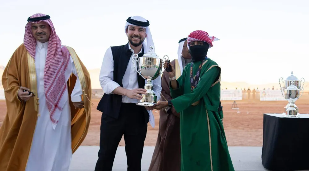 الأمير الحسين بن عبدالله لدى تتويج خلود الشمري من فريق السيدات السعودي بالكأس (الشرق الأوسط)