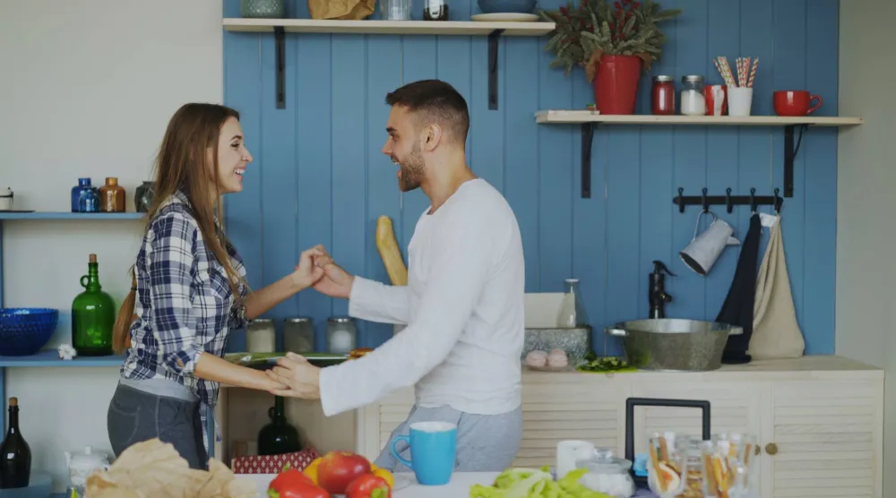 زوجان يرقصان معاً داخل المطبخ (بيكسلز)