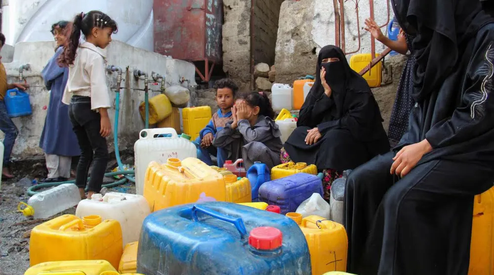 سكان مدينة تعز يعانون أزمة مياه خانقة في ظل استمرار إغلاق الطرق ومنافذ الإمداد (رويترز)