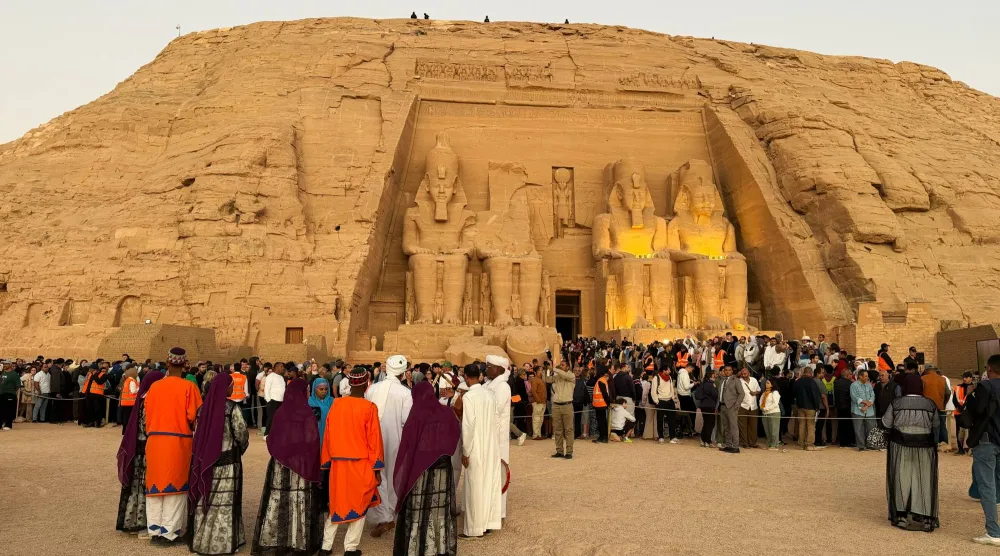 سياح أمام معبد رمسيس الثاني الكبير في أبو سمبل جنوب القاهرة (أ.ب)