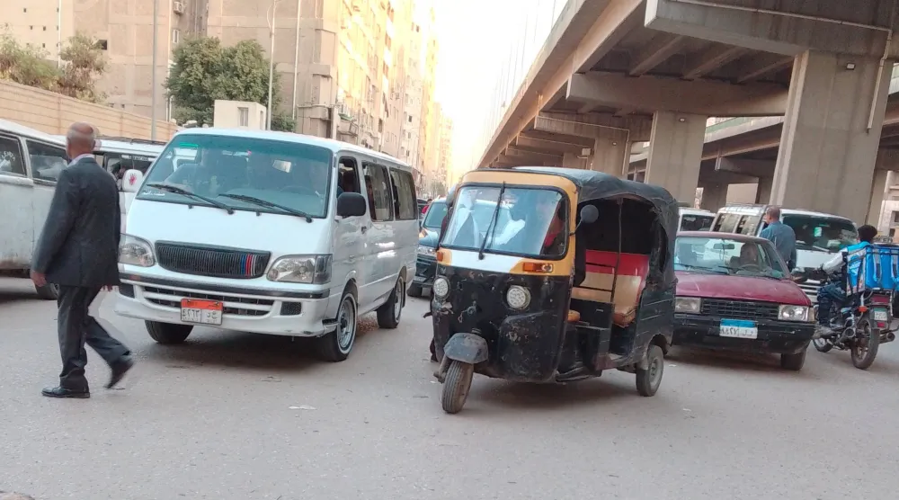 مركبات «التوك توك» في الجيزة بشارع المريوطية (الشرق الأوسط)
