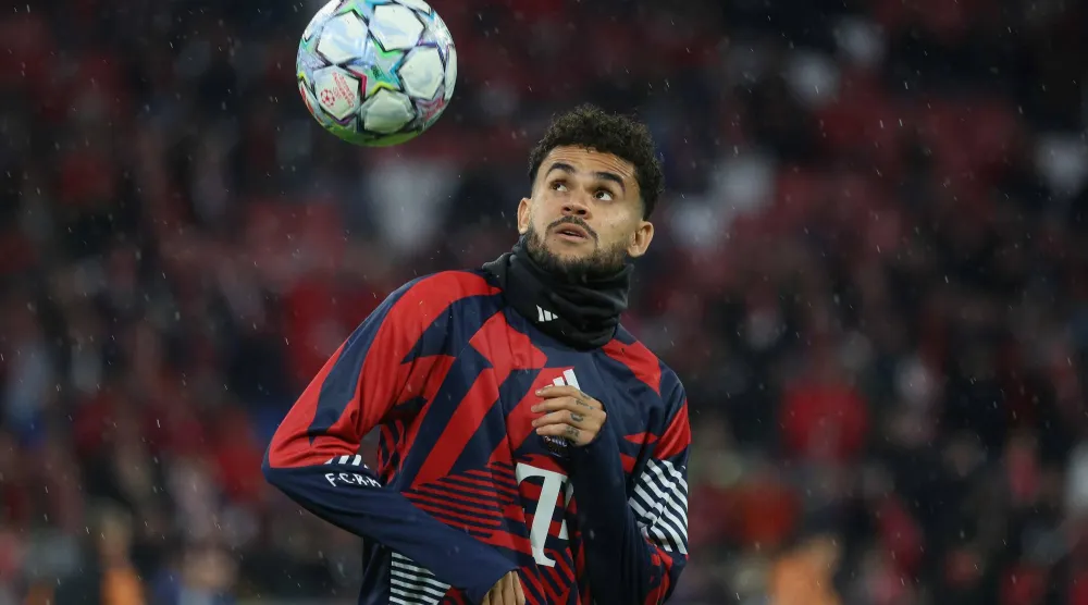 Bayern Munich's Colombian forward #14 Luis Diaz warms up prior to the UEFA Champions League football match between FC Bayern Munich and Arsenal FC in Munich, southern Germany on October 21, 2026. (Photo by Karl-Josef HILDENBRAND / AFP)