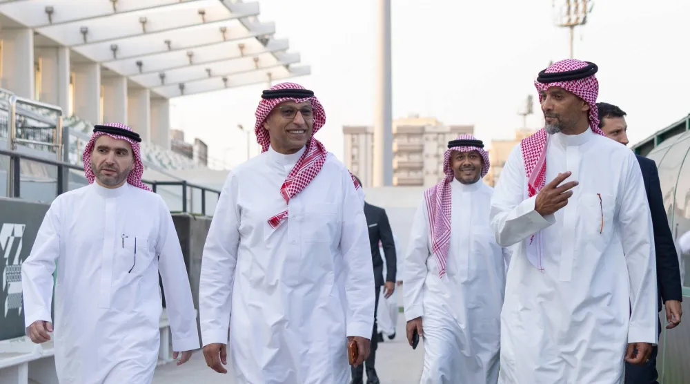 أعضاء مجلس إدارة شركة النادي الأهلي خلال وجودهم في ملعب فريق كرة القدم (النادي الأهلي)