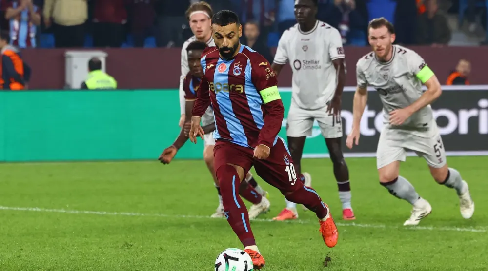 Trabzonspor’un oyuncusu Muhammed Salah, İskoçya temsilcisi Hearts karşısında takımının ilk golünü penaltıdan kaydederken (Reuters)