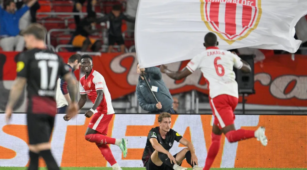 لامين كامارا لاعب موناكو الفرنسي يحتفل بتسجيل الهدف الثاني لفريقه أمام فرايبورغ الألماني (أ.ب)