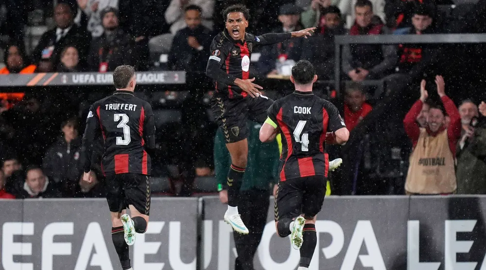 المغربي أمين عدلي لاعب بورنموث يحتفل مع زملائه بتسجيل الهدف الثالث لفريقه أمام ميلان (د.ب.أ)