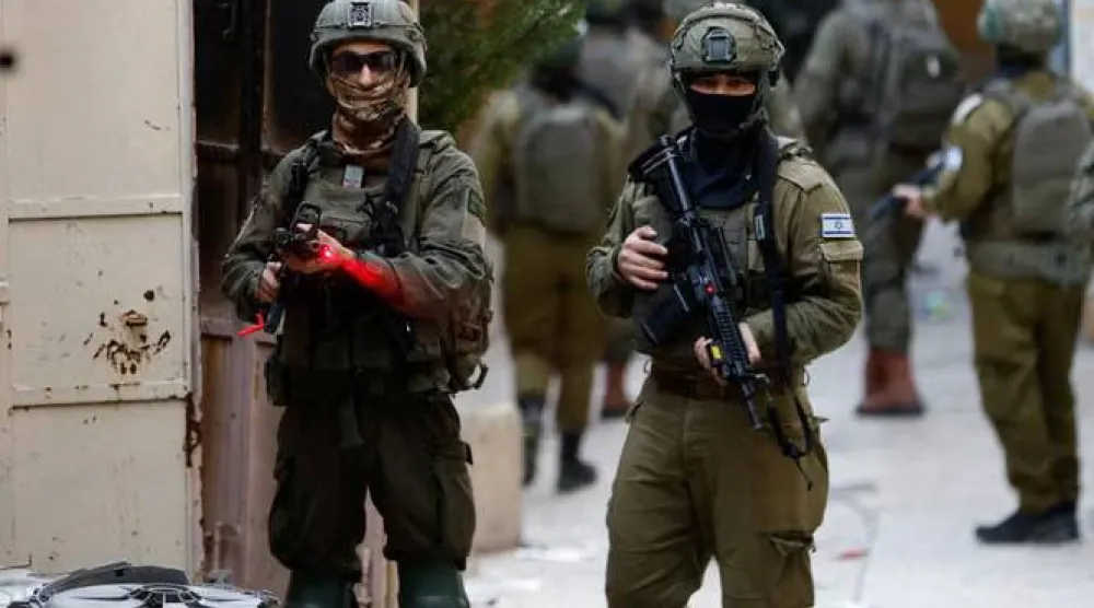 جنود إسرائيليون خلال جولة أسبوعية للمستوطنين في مدينة الخليل الفلسطينية بالضفة الغربية المحتلة يوم 7 فبراير 2026 (رويترز)

