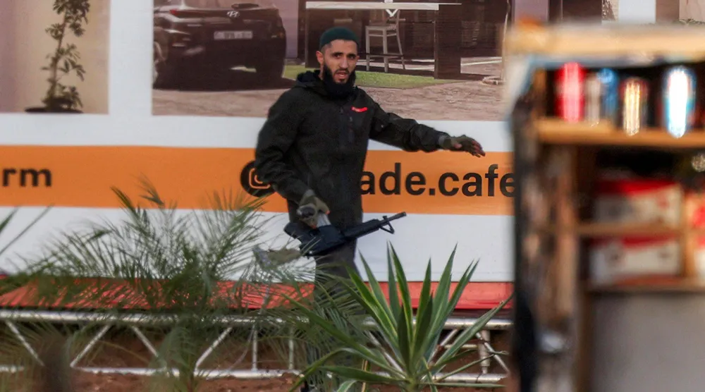 أحد المسلحين الفلسطينيين خلال تبادل لإطلاق النار مع القوات الإسرائيلية عند الحاجز الشمالي لمدينة الخليل في الضفة الغربية المحتلة (أ.ف.ب)