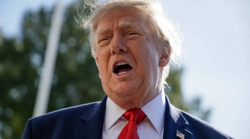 الرئيس الأميركي دونالد ترمب يتحدث للصحافيين في حديقة البيت الأبيض قبل التوجه إلى فلوريدا (رويترز)