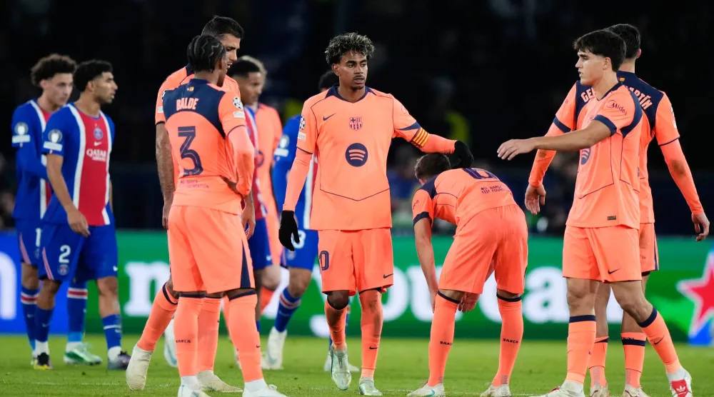 لاعبو برشلونة وأحزان أول هزيمة لهم هذا الموسم أمام باريس سان جيرمان بدوري الأبطال (أ.ب)