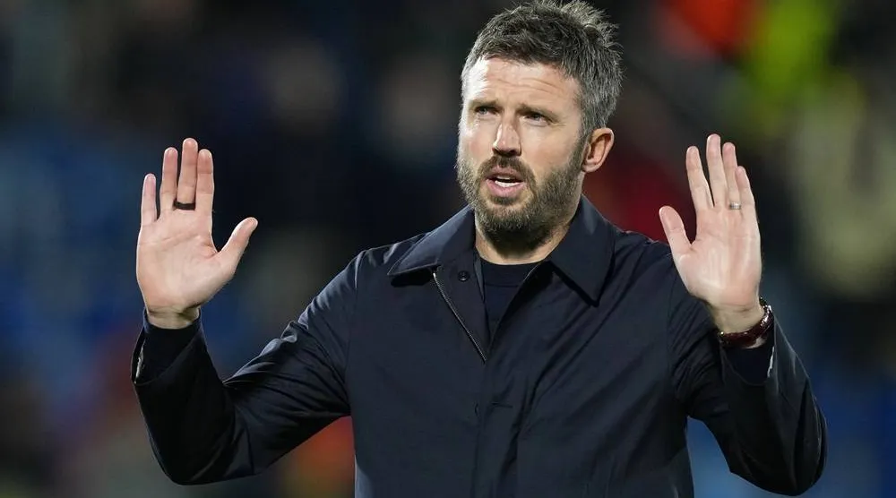  Manchester United's head coach Michael Carrick gestures as he leaves the pitch after the Champions League opening phase soccer match between Como and Manchester United in Como, Italy, Wednesday, Oct. 21, 2026. (AP) 