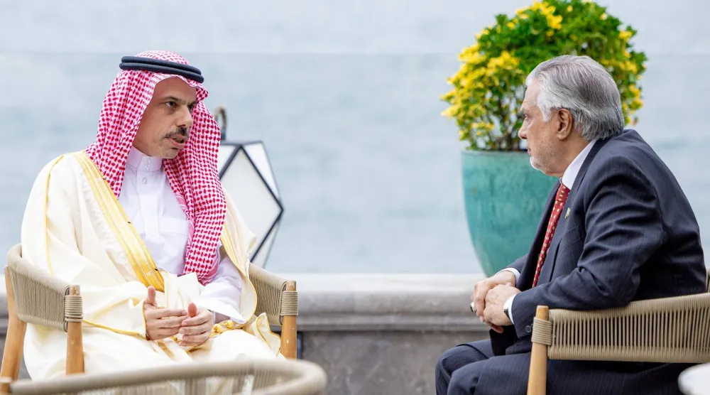 الأمير فيصل بن فرحان لدى لقائه محمد إسحاق في إسطنبول الجمعة (الخارجية السعودية)
