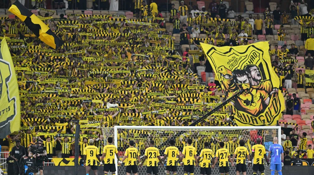 لاعبو الاتحاد يقفون أمام جماهيرهم خلال ترديد نشيد النادي (تصوير: علي خمج)