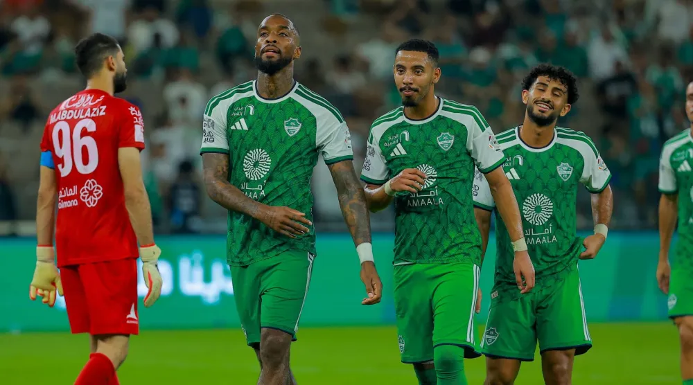 ظهر الأهلي بصورة مثالية وأمطر شباك ضيفه الخليج برباعية (تصوير: محمد المانع) 