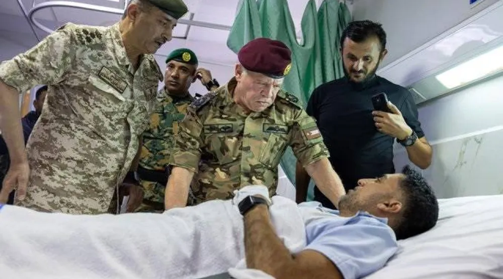 ملک عبدالله دوم، پادشاه اردن، از مجروحان حمله به کلیسایی در کرک عیادت می‌کند (خبرگزاری رسمی اردن، پترا)