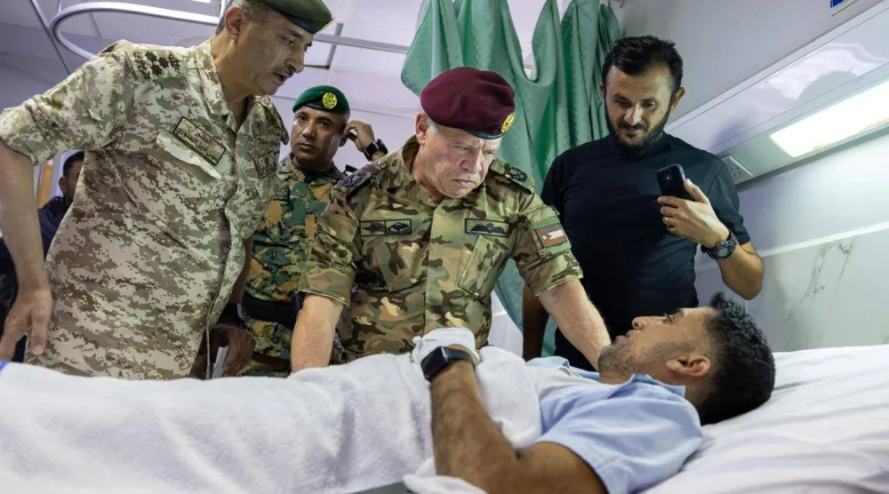 ملك الأردن عبد الله الثاني يعود مصابي الهجوم الإرهابي الذي استهدف كنيسة في محافظة الكرك أمس (وكالة الأنباء الأردنية)