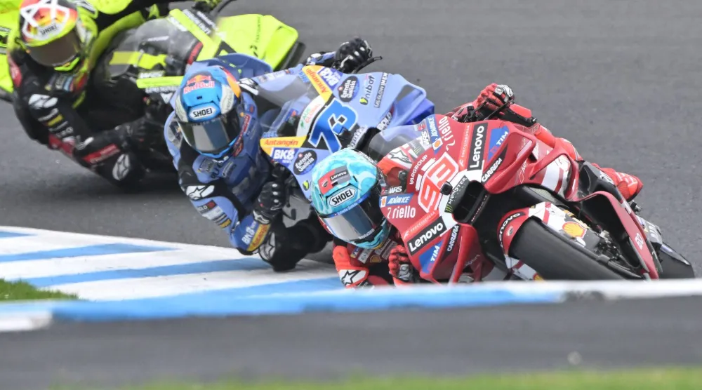 Ducati Lenovo Team's Spanish rider Marc Marquez (R) leads BK8 Gresini Racing MotoGP's Spanish rider Alex Marquez (C) and Pertamina Enduro VR46 Racing Team's Italian rider Fabio Di Giannantonio (L) during the MotoGP sprint race at the Australian MotoGP Grand Prix on Phillip Island on October 24, 2026. (Photo by Paul Crock / AFP)