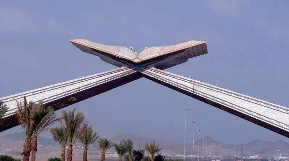 شددت الإرشادات على ضرورة التوقف على جانب الطريق بعيداً عن الجسور والمرتفعات عند تلقي الإنذار أثناء القيادة (الشرق الأوسط)