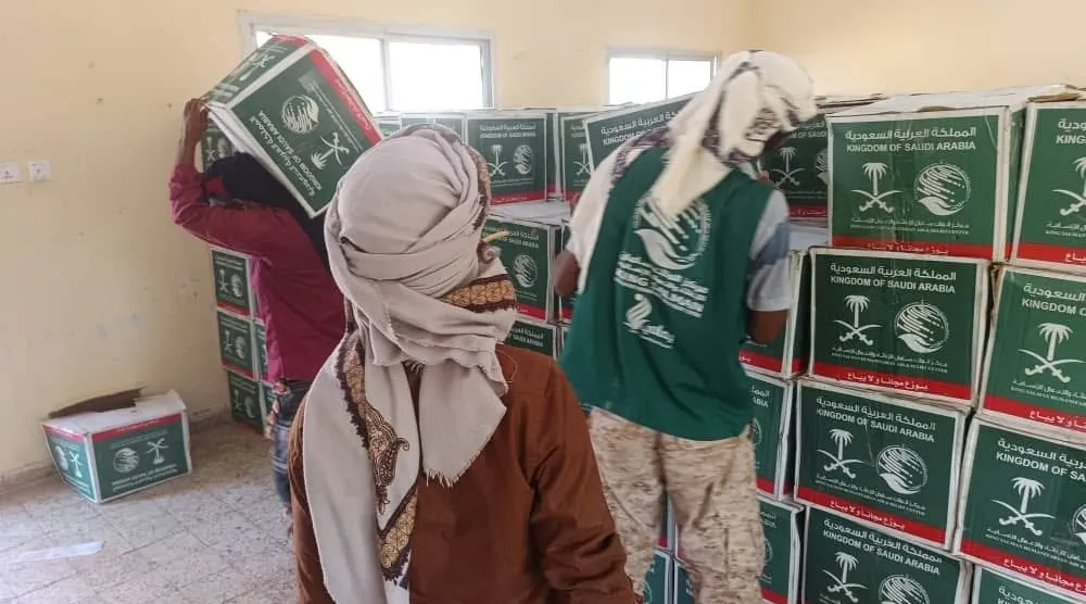 حضور سعودي لإغاثة النازحين اليمنيين بمحافظة لحج (إعلام حكومي)
