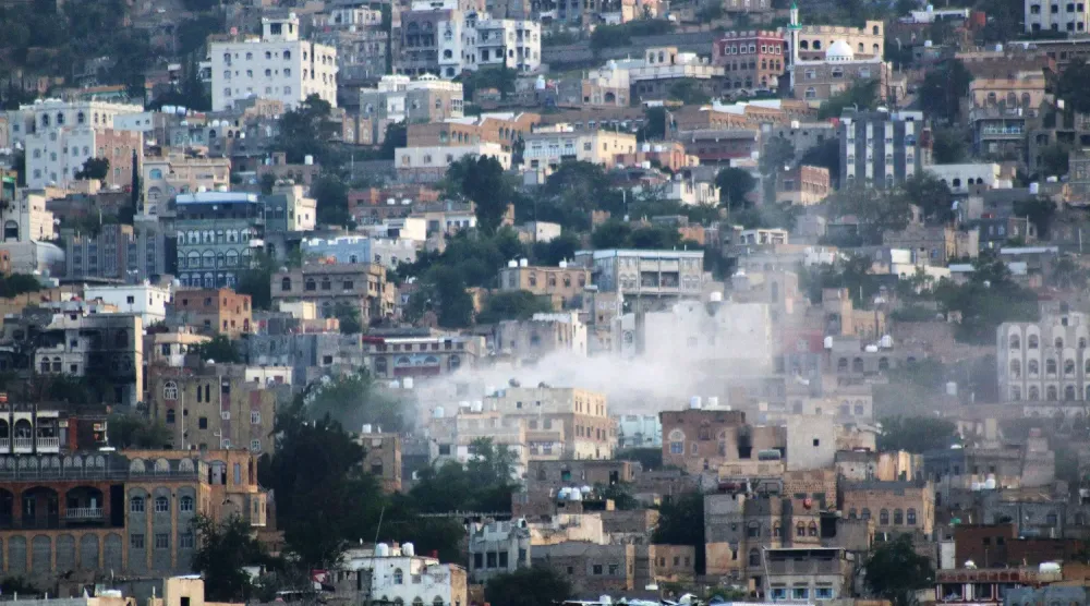 Husilerin düzenlediği bombardımanın ardından Yemen’in Taiz kentindeki mahallelerden birinden duman yükseliyor (AP)