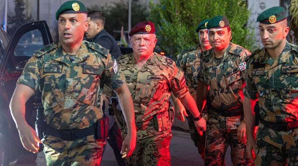 عبدالله دوم، پادشاه اردن، هنگام ورود برای عیادت از مجروحان حمله تروریستی کرک در روز جمعه (دربار سلطنتی اردن ـ خبرگزاری فرانسه)
