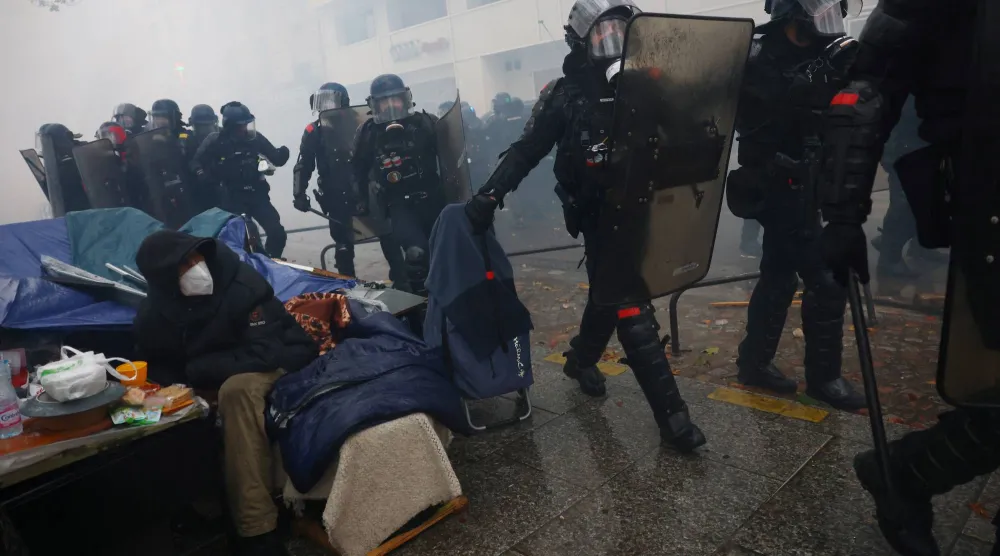 انتشار أمني خلال مناوشات رافقت مظاهرة دعت إليها حركة «السترات الصفراء» في باريس يوم 24 أكتوبر (رويترز)