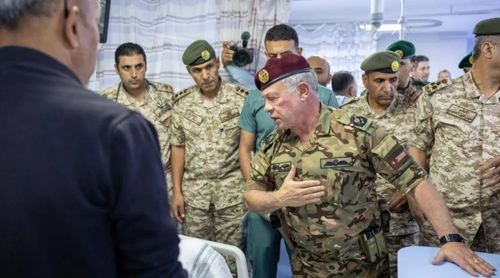 العاهل الأردني الملك عبد ﷲ الثاني خلال تفقده المصابين في المستشفى (الديوان الملكي الأردني)