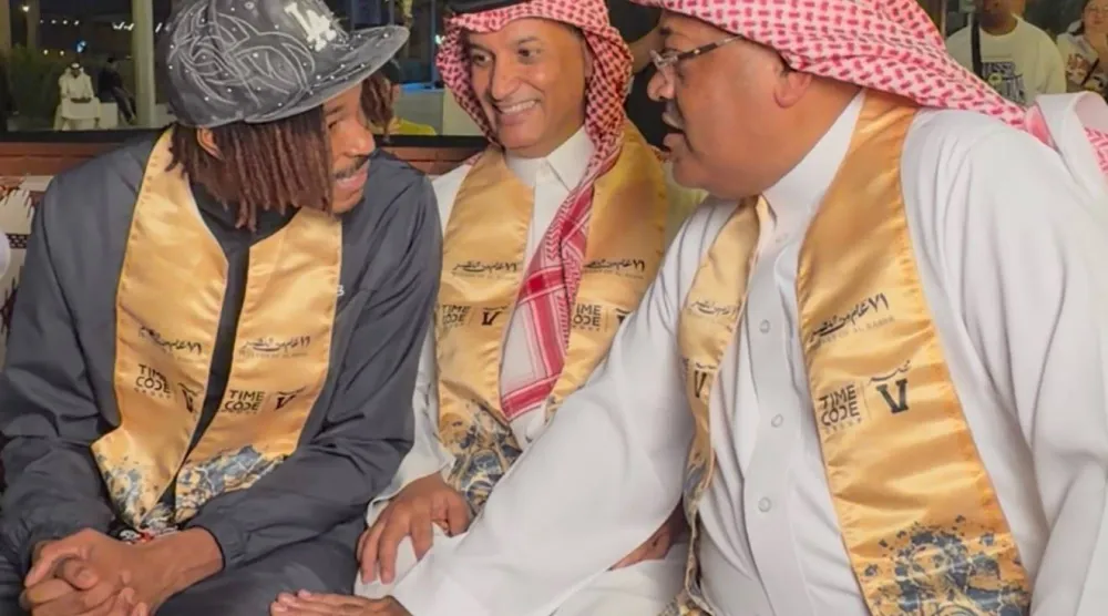 الأمير فيصل بن عبد الرحمن رئيس النادي الأسبق في حديث مع النجم محمد سيماكان (الشرق الأوسط) 