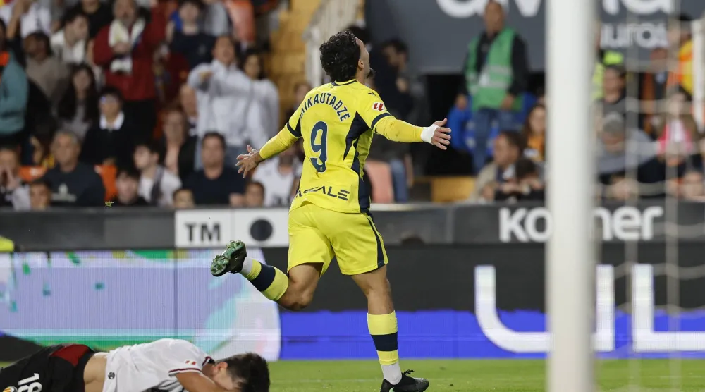 الجورجي جيورجيس ميكاوتادزي يحتفل بهدف الفوز القاتل لفياريال (إ.ب.أ)