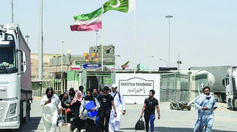 
طلاب باكستانيون يعبرون الحدود الإيرانية عائدين إلى بلدهم خلال حرب يونيو 2025 بين إسرائيل وإيران (أ.ف.ب)