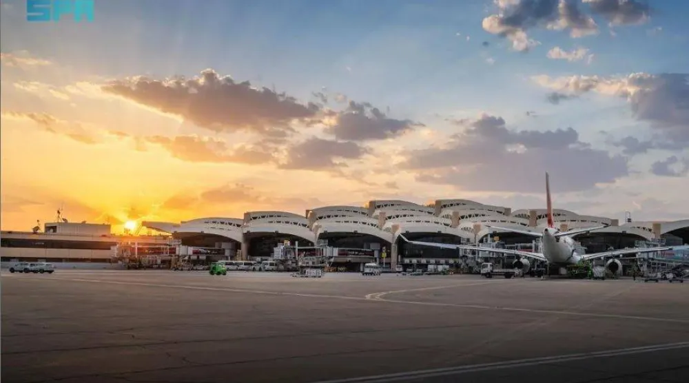 مطار الرياض يستأنف عملياته التشغيلية جزئياً... واعتراض صاروخين باتجاه مكة والمدينة (تغطية حية)