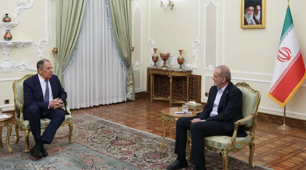 İran Cumhurbaşkanı Mesud Pezeşkiyan, 19 Ekim 2026 Pazartesi günü Tahran’da Rusya Dışişleri Bakanı Sergey Lavrov’u kabul etti. (AP)