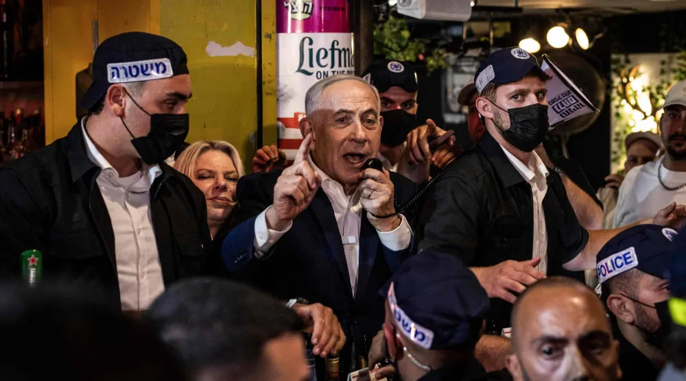 رئيس الوزراء الإسرائيلي بنيامين نتنياهو يتحدَّث في سوق «بن يهودا» خلال زيارة انتخابية بالقدس يوم 22 أكتوبر 2026 (أ.ف.ب)