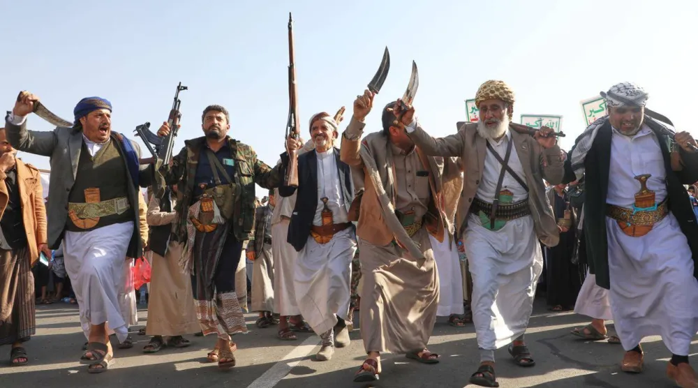 حوثيون يرقصون احتفالاً بمزاعم «نصرة غزة» واستغلت الجماعة ذلك للتنصل من تفاهمات السلام (أ.ف.ب)