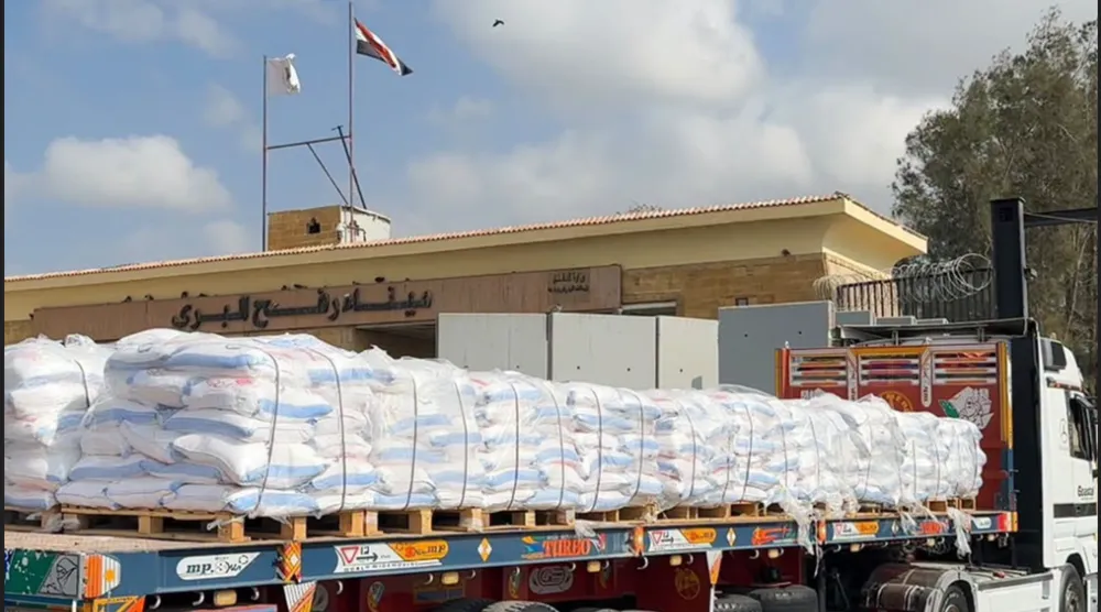 شاحنة دقيق في طريقها الأحد لقطاع غزة لتجاوز أزمة الخبز (صفحة الهلال الأحمر المصري على فيسبوك)